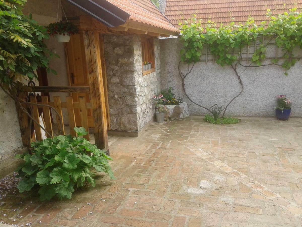 Hotel Latin Plaški Esterno foto